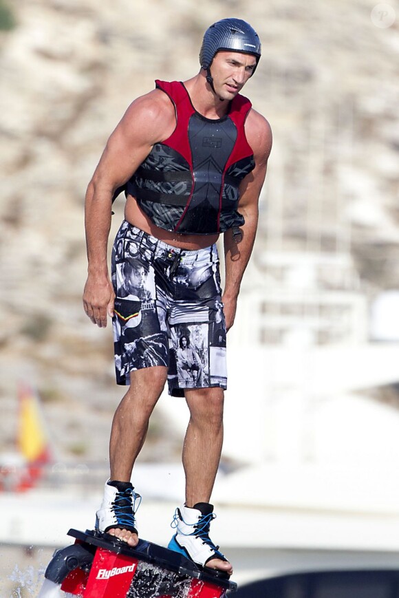 Le boxeur ukrainien Wladimir Klitschko passe des vacances avec des amis à bord d'un yacht a Formentera le 22 juillet 2013