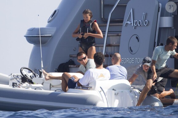 Le boxeur ukrainien Wladimir Klitschko passe des vacances avec des amis à bord d'un yacht a Formentera le 22 juillet 2013
