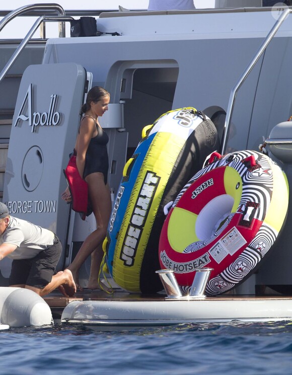 Le boxeur ukrainien Wladimir Klitschko passe des vacances avec des amis à bord d'un yacht a Formentera le 22 juillet 2013
