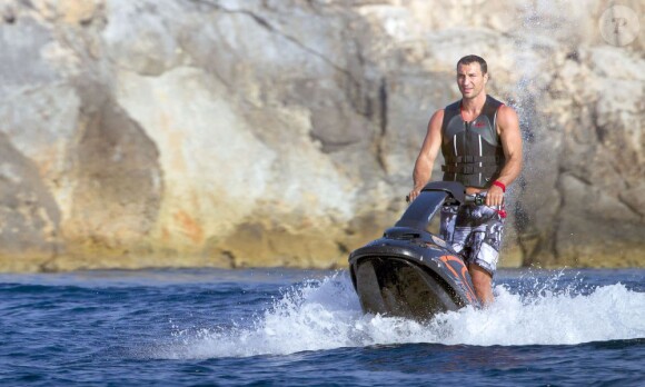 Le boxeur ukrainien Wladimir Klitschko passe des vacances avec des amis à bord d'un yacht a Formentera le 26 juillet 2013
