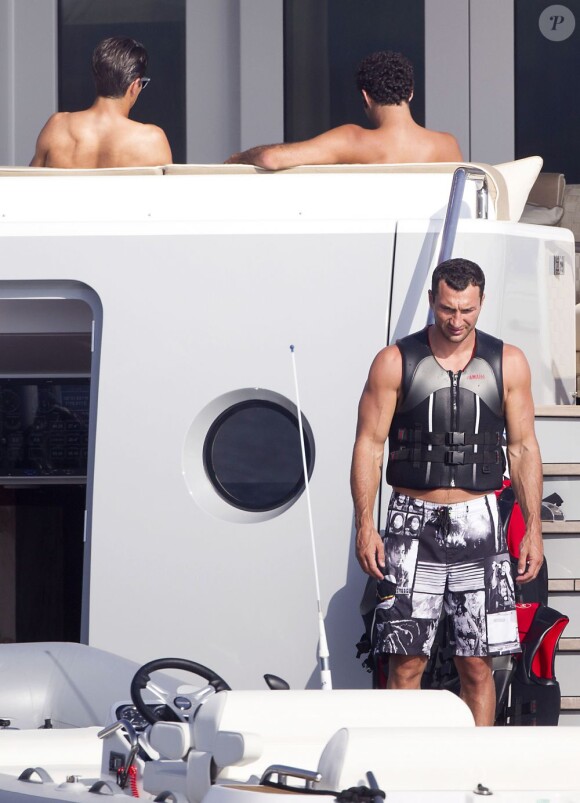 Le boxeur ukrainien Wladimir Klitschko passe des vacances avec des amis à bord d'un yacht a Formentera le 22 juillet 2013