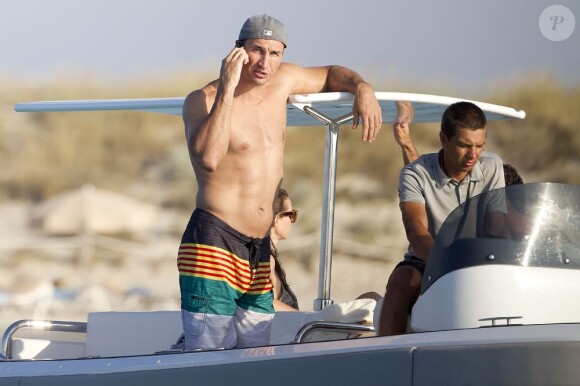 Le boxeur ukrainien Wladimir Klitschko passe des vacances avec des amis dont le tennisman espagnol Fernando Verdasco à bord d'un yacht a Formentera le 22 juillet 2013