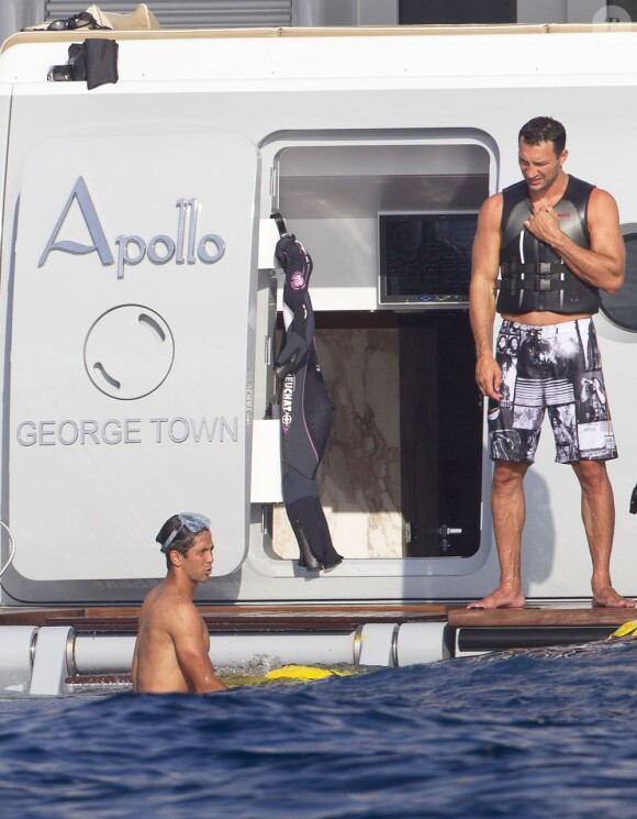 Le boxeur ukrainien Wladimir Klitschko passe des vacances avec des amis dont le tennisman espagnol Fernando Verdasco à bord d'un yacht a Formentera le 26 juillet 2013