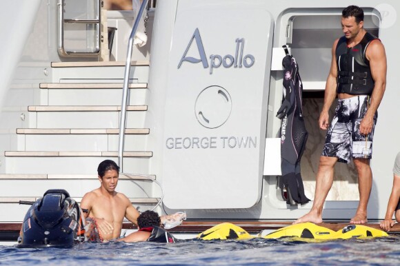 Le boxeur ukrainien Wladimir Klitschko passe des vacances avec des amis dont le tennisman espagnol Fernando Verdasco à bord d'un yacht a Formentera le 26 juillet 2013