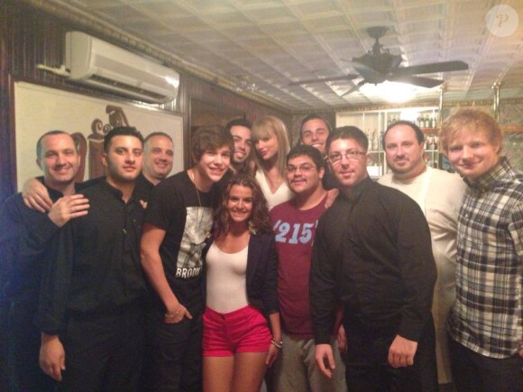 Taylor Swift s'est rendue le 19 juillet 2013 dans le restaurant Ralph's où elle a laissé 500$ de pourboire et a offert deux billets au chef et son fils. Elle a posé avec tout le staff du restaurant