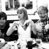 Taylor Swift s'est rendue le 19 juillet 2013 dans le restaurant Ralph's avec Ed Sheeran et Austin Mahone, où elle a laissé 500$ de pourboire et a offert deux billets au chef et son fils.
