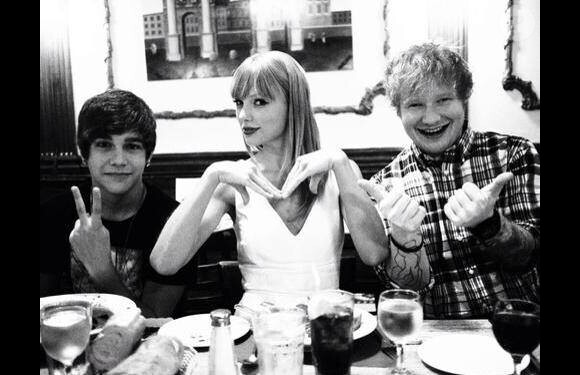 Taylor Swift s'est rendue le 19 juillet 2013 dans le restaurant Ralph's avec Ed Sheeran et Austin Mahone, où elle a laissé 500$ de pourboire et a offert deux billets au chef et son fils.