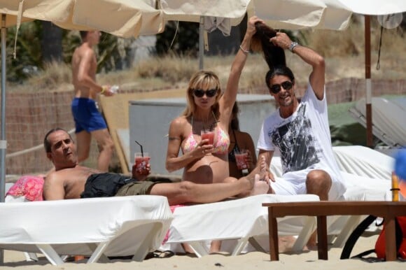 La belle Michelle Hunziker, enceinte, en vacances à Ibiza le 16 juillet 2013.