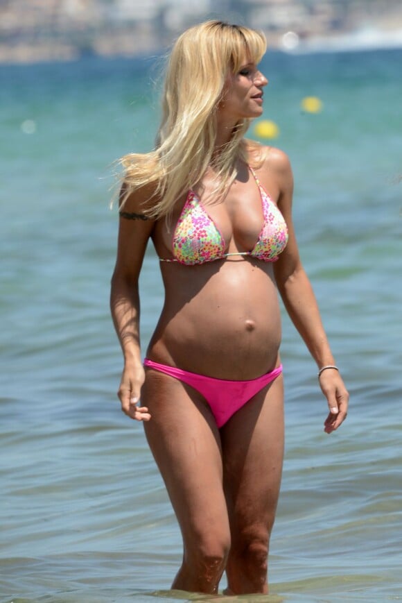 Michelle Hunziker enceinte à Ibiza le 16 juillet 2013.