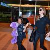 Brad Pitt et Angelina Jolie arrivant à l'aéroport de Tokyo-Haneda avec trois de leurs enfants, le 28 Juillet 2013. Sur la photo : Angelina tient dans sa main Pax et Vivienne