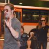 Brad Pitt et Angelina Jolie arrivant à l'aéroport de Tokyo-Haneda avec trois de leurs enfants, le 28 Juillet 2013. Sur la photo : on voit Pax main dans la main avec sa maman