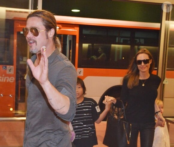 Brad Pitt et Angelina Jolie arrivant à l'aéroport de Tokyo-Haneda avec trois de leurs enfants, le 28 Juillet 2013. Sur la photo : on voit Pax main dans la main avec sa maman