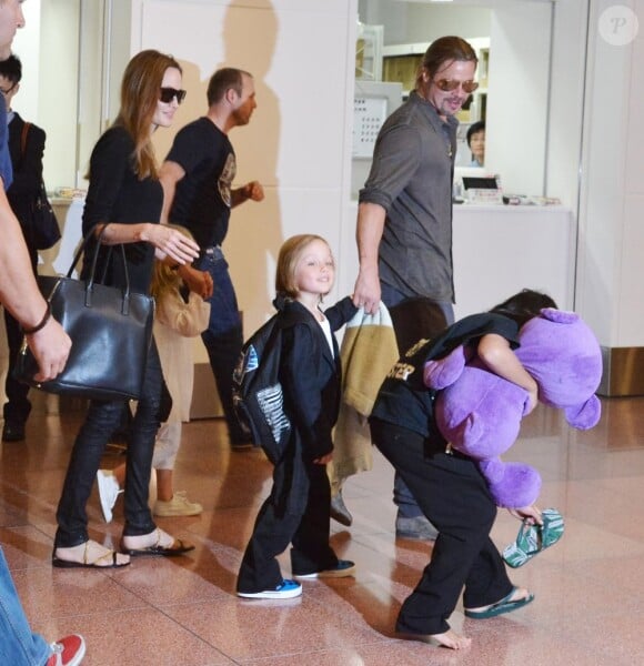 Brad Pitt et Angelina Jolie arrivant à l'aéroport de Tokyo-Haneda avec trois de leurs enfants, le 28 Juillet 2013. Sur la photo : Knox semble fasciné par la foule