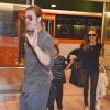 Brad Pitt et Angelina Jolie arrivant à l'aéroport de Tokyo-Haneda avec trois de leurs enfants (Pax, Knox et Vivienne), le 28 Juillet 2013
