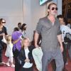 Brad Pitt et Angelina Jolie arrivant à l'aéroport de Tokyo-Haneda avec trois de leurs enfants (Pax, Knox et Vivienne), le 28 Juillet 2013. Brad Pitt est devant son fils Knox