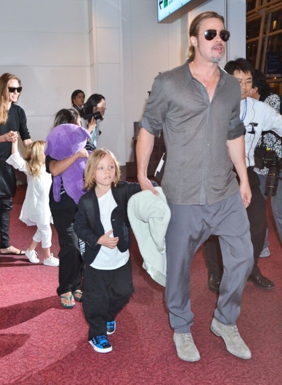 Brad Pitt et Angelina Jolie arrivant à l'aéroport de Tokyo-Haneda avec trois de leurs enfants (Pax, Knox et Vivienne), le 28 Juillet 2013. Brad Pitt est devant son fils Knox