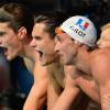 Yannick Agnel, Florent Manaudou et Fabien Gilot encouragent Jérémy Stravius lors de la finale du relais 4x100m nage libre qui fera d'eux les champions du monde lors des mondiaux de Barcelone le 28 juillet 2013 au Palau Sant Jordi
