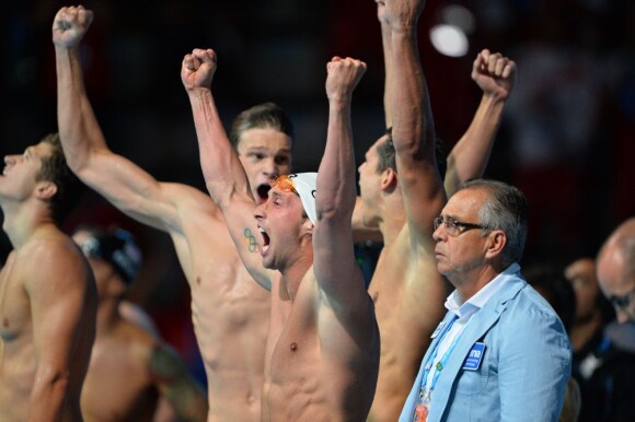 Yannick Agnel, Florent Manaudou, Fabien Gilot and Jérémy Stravius exultent de joie après être devenus champion du monde du relais 4x100m nage libre lors des mondiaux de Barcelone le 28 juillet 2013 au Palau Sant Jordi