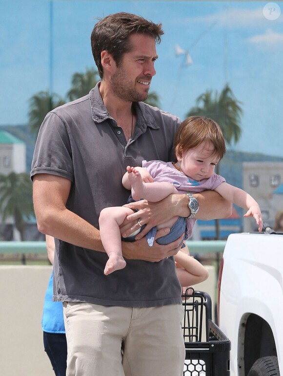 Exclusif - Alyson Hannigan et son mari Alexis Denisof en pleine séance de shopping avec leurs filles Satyana et Keeva à Los Angeles, le 26 Juillet 2013.