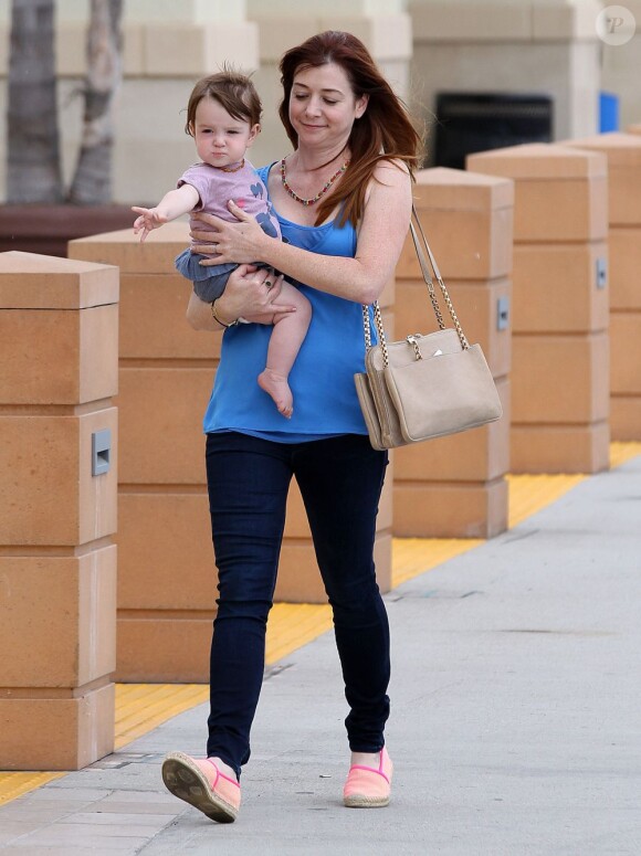 Exclusif - Les coémdiens Alyson Hannigan et Alexis Denisof en pleine séance de shopping avec leurs filles Satyana et Keeva à Los Angeles, le 26 Juillet 2013.