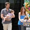Exclusif - La comédienne Alyson Hannigan et son mari Alexis Denisof en pleine séance de shopping avec leurs filles Satyana et Keeva à Los Angeles, le 26 Juillet 2013.