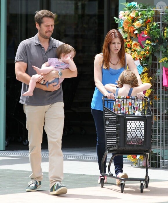 Exclusif - La comédienne Alyson Hannigan et son mari Alexis Denisof en pleine séance de shopping avec leurs filles Satyana et Keeva à Los Angeles, le 26 Juillet 2013.