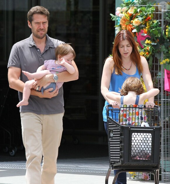 Exclusif - Alyson Hannigan et son mari Alexis Denisof en pleine séance de shopping avec leurs filles Satyana et Keeva à Los Angeles, le 26 Juillet 2013.