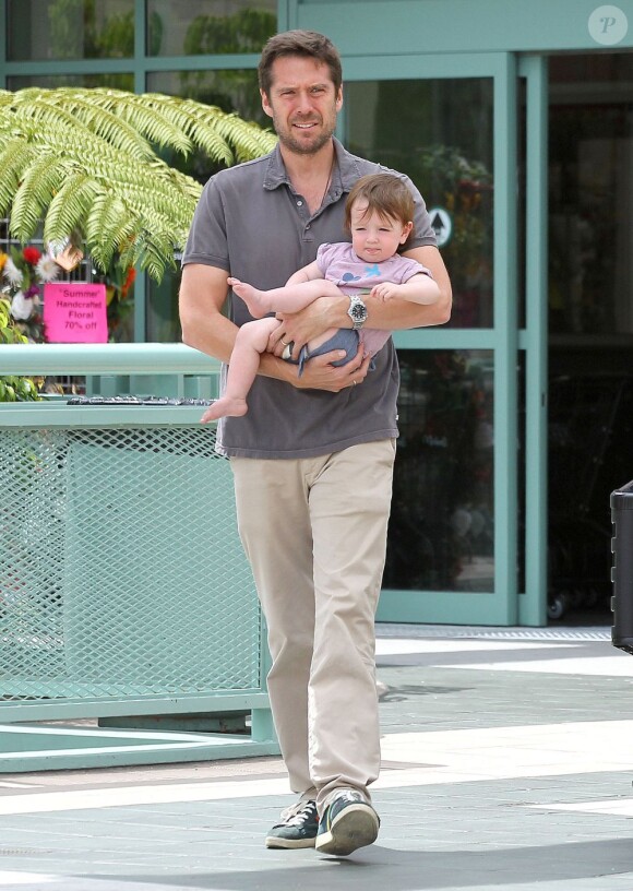Exclusif - Alyson Hannigan et son mari Alexis Denisof en pleine séance de shopping avec leurs filles Satyana et Keeva à Los Angeles, le 26 Juillet 2013.