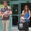 Exclusif - Alyson Hannigan et son mari Alexis Denisof en pleine séance de shopping avec leurs filles Satyana et Keeva à Los Angeles, le 26 Juillet 2013.