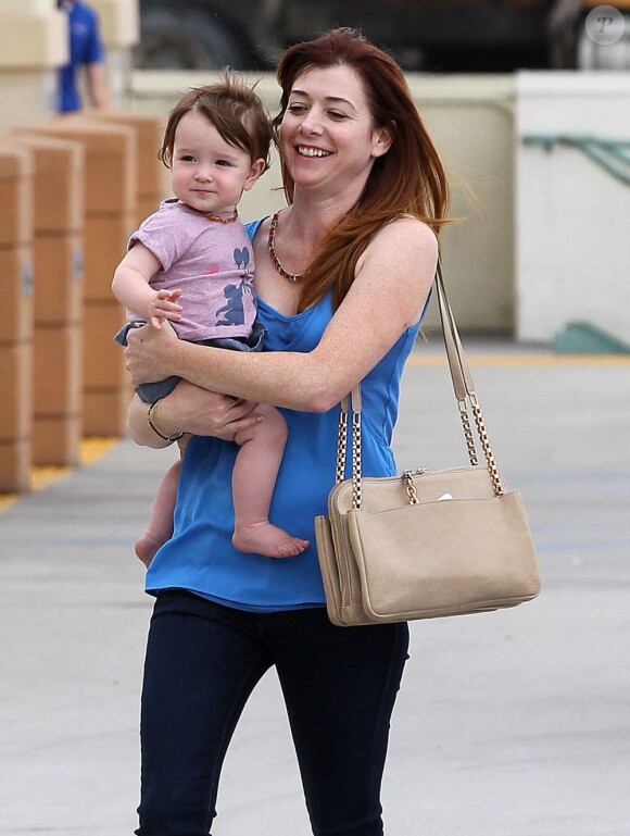 Exclusif - Alyson Hannigan et son mari Alexis Denisof en pleine séance de shopping avec leurs filles Satyana et Keeva à Los Angeles, le 26 Juillet 2013.