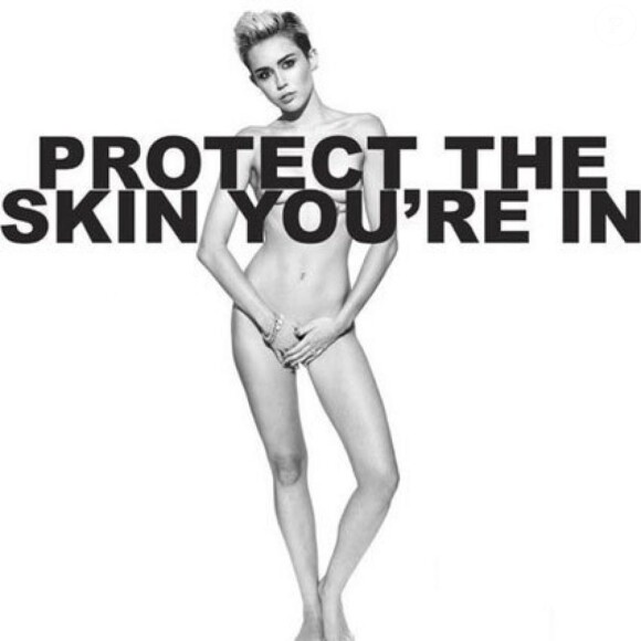 Photo Promotionnelle de la campagne de récolte de fonds pour le Skin Cancer Institute New York University avec Miley Cyrus pour Marc Jacobs.