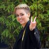 Miley Cyrus, saluant ses fans, arrive dans les studios ITV à Londres. Le 18 juillet 2013.