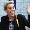 Miley Cyrus, saluant ses fans, arrive dans les studios ITV à Londres. Le 18 juillet 2013.