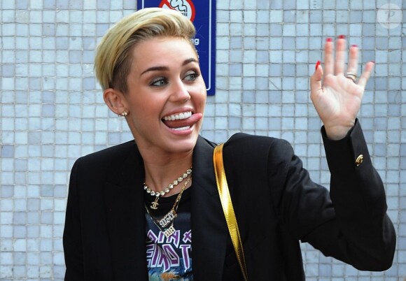 Miley Cyrus, saluant ses fans, arrive dans les studios ITV à Londres. Le 18 juillet 2013.