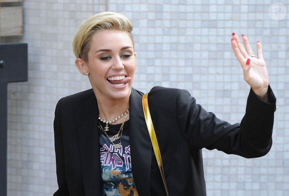 Miley Cyrus, saluant ses fans, arrive dans les studios ITV à Londres. Le 18 juillet 2013.