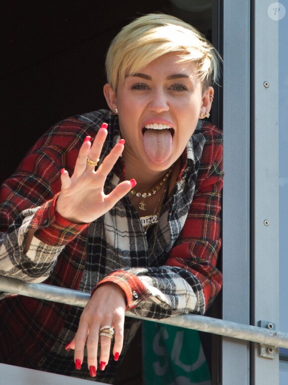 Miley Cyrus a été photographiée lors de son arrivée à une station de radio située à Bad Vilbel, non loin de Francfort en Allemagne. Le 22 juillet 2013