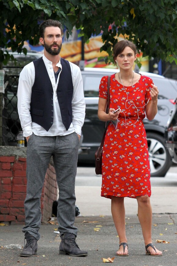 Keira Knightley et Adam Levine sur le tournage de Can a Song Save Your Life? dans le Lower East Side à Manhattan. New York, le 28 juillet 2013.