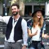 Adam Levine et Behati Prinsloo, détendus sur le tournage de Can a Song Save Your Life? à New York. Le 28 juillet 2013.