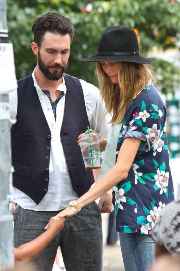Adam Levine reçoit la visite de sa fiancée Behati Prinsloo sur le tournage de Can a Song Save Your Life?, dans le Lower East Side à Manhattan. New York, le 28 juillet 2013.