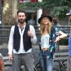 Adam Levine reçoit la visite de sa fiancée Behati Prinsloo sur le tournage de Can a Song Save Your Life?, dans le Lower East Side à Manhattan. New York, le 28 juillet 2013.