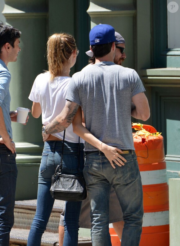 Adam Levine et Behati Prinsloo, couple complice au cours d'une après-midi ensoleillée à New York. Le 29 juillet 2013.