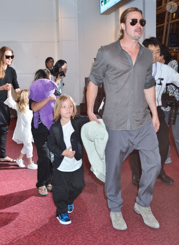 Brad Pitt, Angelina Jolie et leurs enfants Pax, Knox et Vivienne arrivent au Narita International Airport de Tokyo, le 28 juillet 2013.