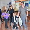 Brad Pitt, Angelina Jolie accompagnés de Pax, Knox et Vivienne au Narita International Airport de Tokyo, le 28 juillet 2013.