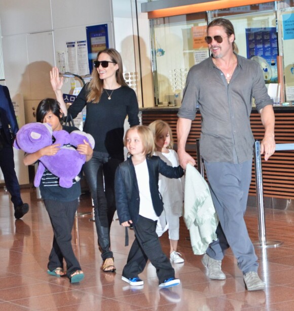 Brad Pitt, Angelina Jolie accompagnés de Pax, Knox et Vivienne au Narita International Airport de Tokyo, le 28 juillet 2013.
