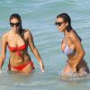 Natasha Oakley (bikini rouge) et Devin Brugman (en violet) profitent d'un après-midi ensoleillé à Miami, le 29 juillet 2013.