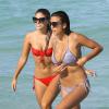 Natasha Oakley (bikini rouge) et Devin Brugman (en violet) profitent d'un après-midi ensoleillé à Miami, le 29 juillet 2013.