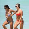 Natasha Oakley (bikini rouge) et Devin Brugman (en violet) profitent d'un après-midi ensoleillé à Miami, le 29 juillet 2013.