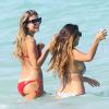 Natasha Oakley (bikini rouge) et Devin Brugman (en violet), fondatrices du blog A Bikini A Day, profitent d'un après-midi ensoleillé à Miami, le 29 juillet 2013.