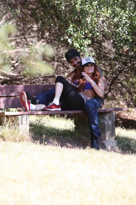 Phoebe Price et Ojani Noa passent du bon temps en amoureux dans un parc de Los Angeles le 29 juillet 2013
