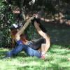 Pas vraiment pudiques, Phoebe Price et Ojani Noa passent du bon temps dans un parc de Los Angeles le 29 juillet 2013